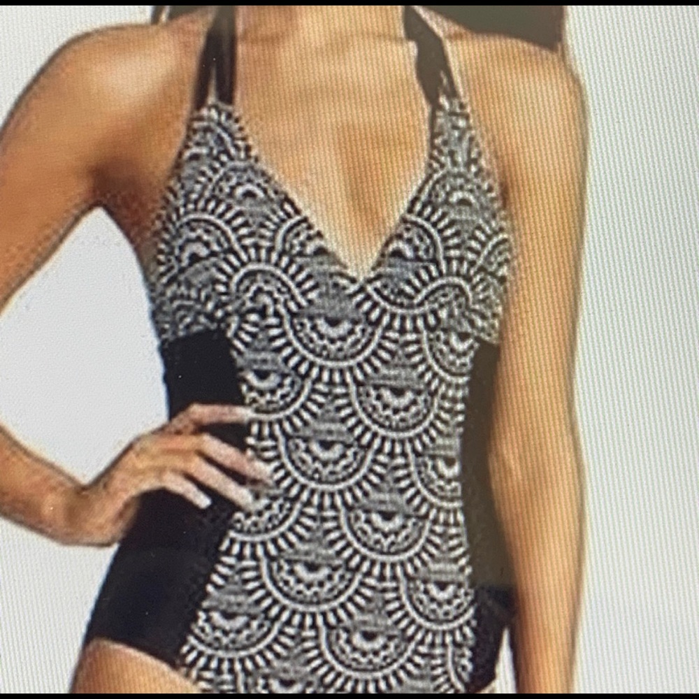 Merona Medium Black & White Halter 1 Piece Swimsuit M